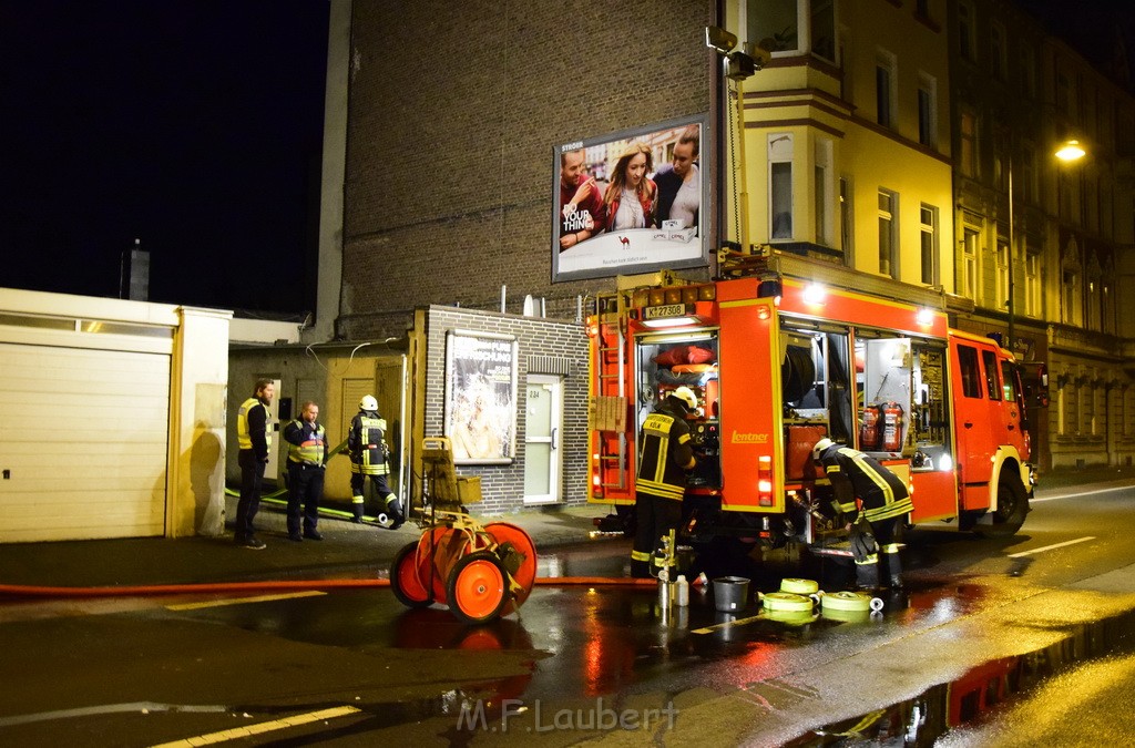 Feuer Hinterhof Garagen Koeln Hoehenberg Olpenerstr P150.JPG - Miklos Laubert